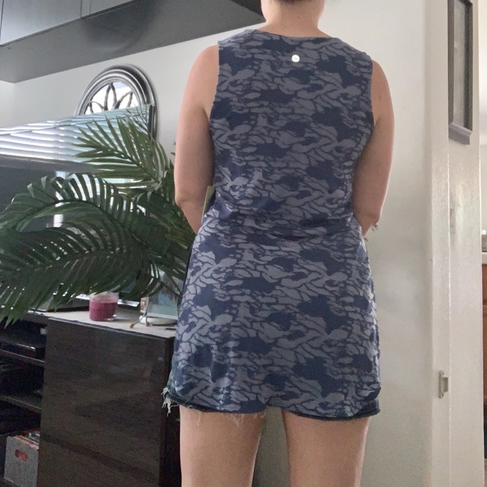27. Blue top with fun design on the back - Picture 11 of 11